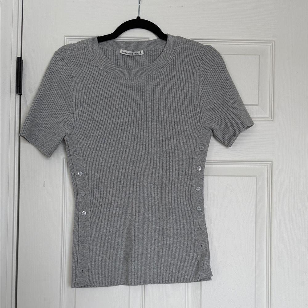 Abercrombie & Fitch Gray Buttoned Side Short Sleeve Sweater